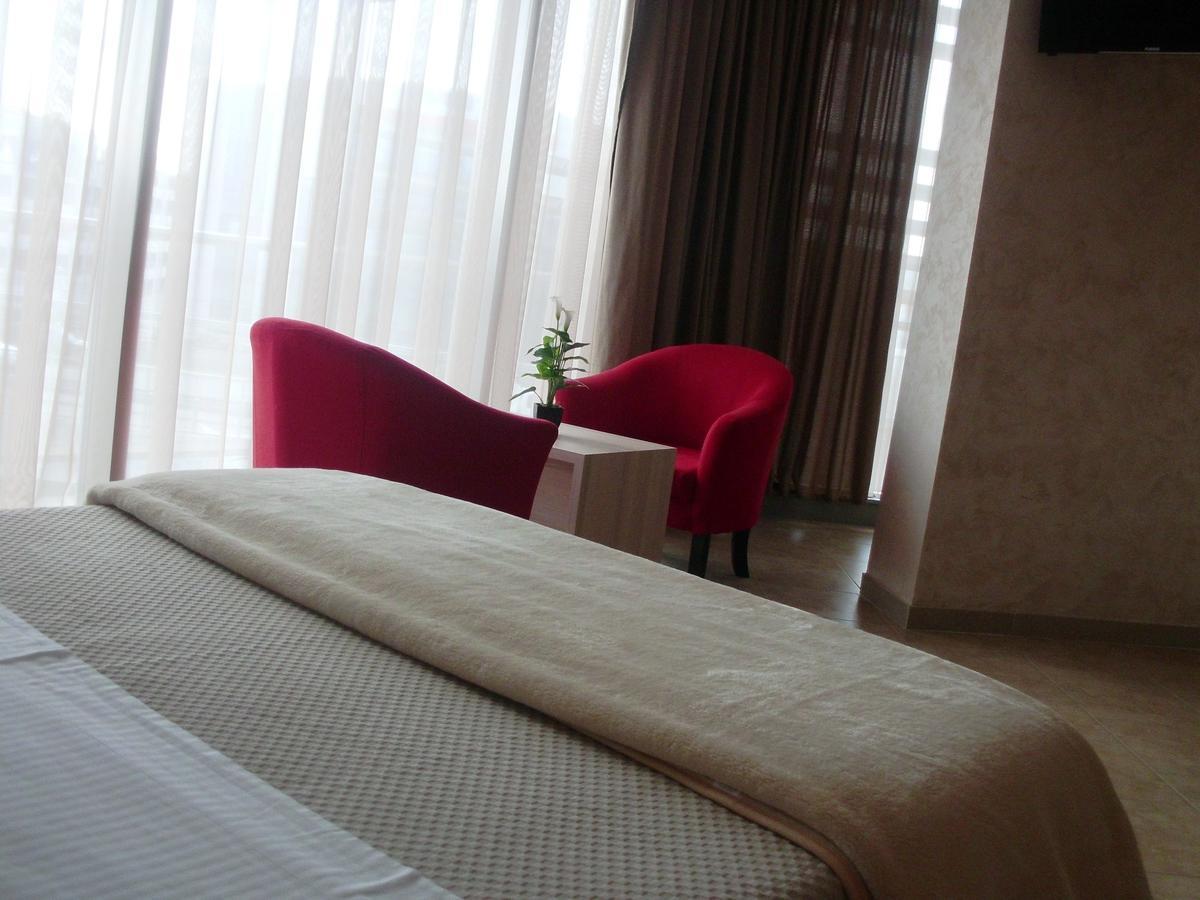 Hotel Terminal Tirana Zewnętrze zdjęcie